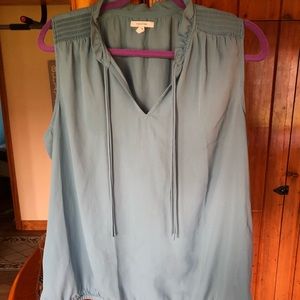 V-neck chiffon sleeveless top.